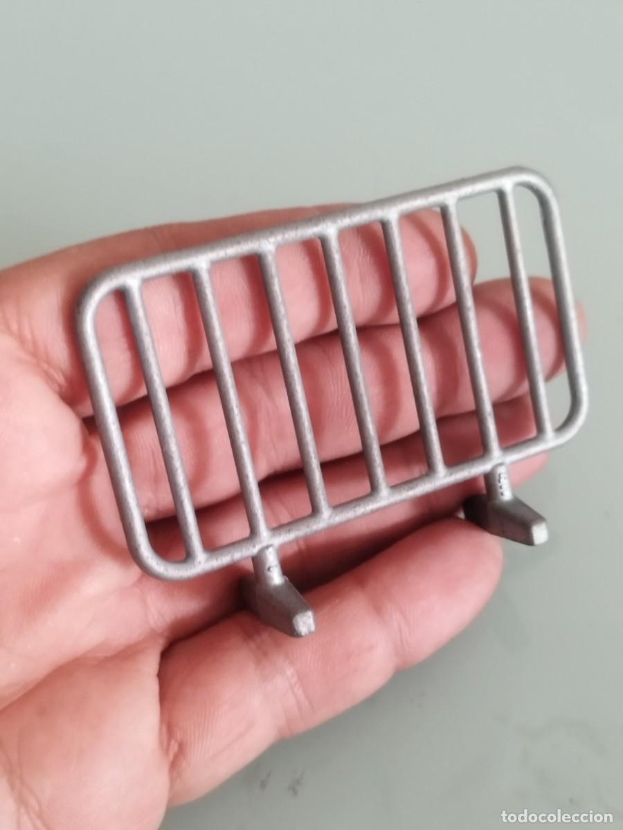 Coches a escala: Barrera de contenci&oacute;n o valla met&aacute;lica en miniatura de juguete. Siku.
