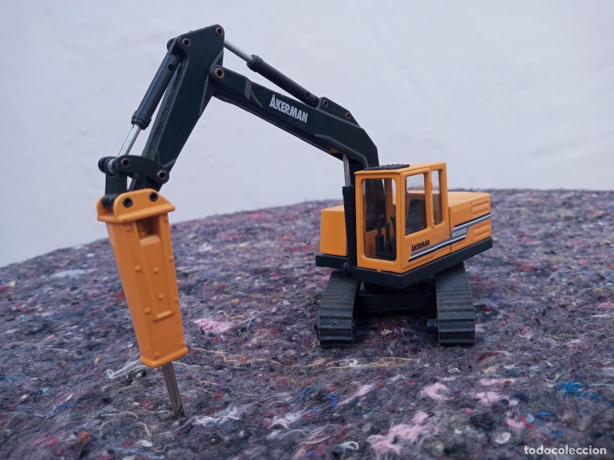 Coches a escala: Excavadora Akerman EC200 con Martillo Hidr&aacute;ulico Joal 1:50