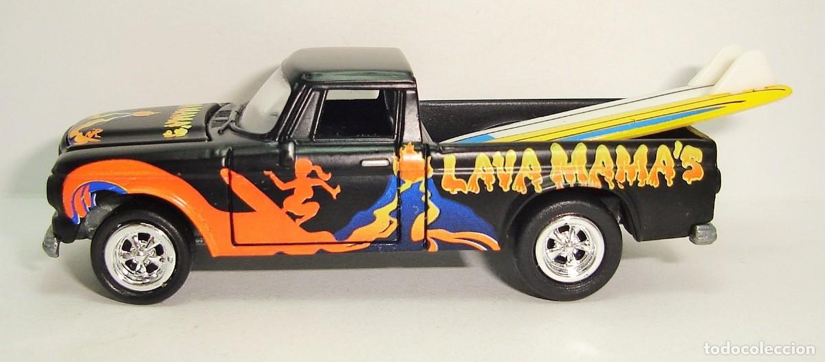 Coches a escala: FURGON PICK-UP STUDEBAKER LAVA MAMAS SURF RODS JOHNNY LIGHTNING ESCALA 1:64 TIPO HOT WHEELS MATCHBOX
