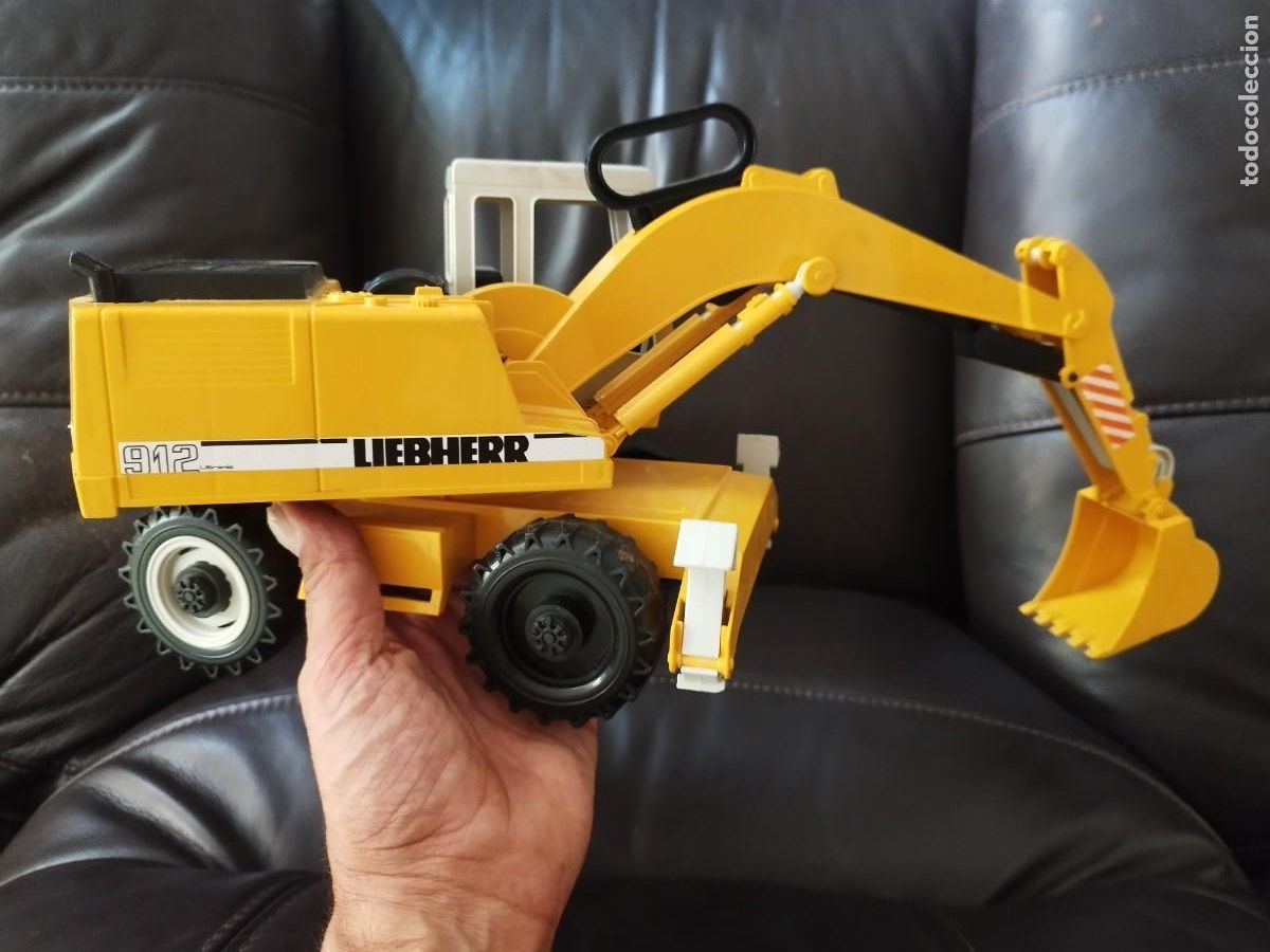 Coches a escala: Excavadora de juguete Liebherr 912 de la marca alemana Bruder. Falta un tapacubos.