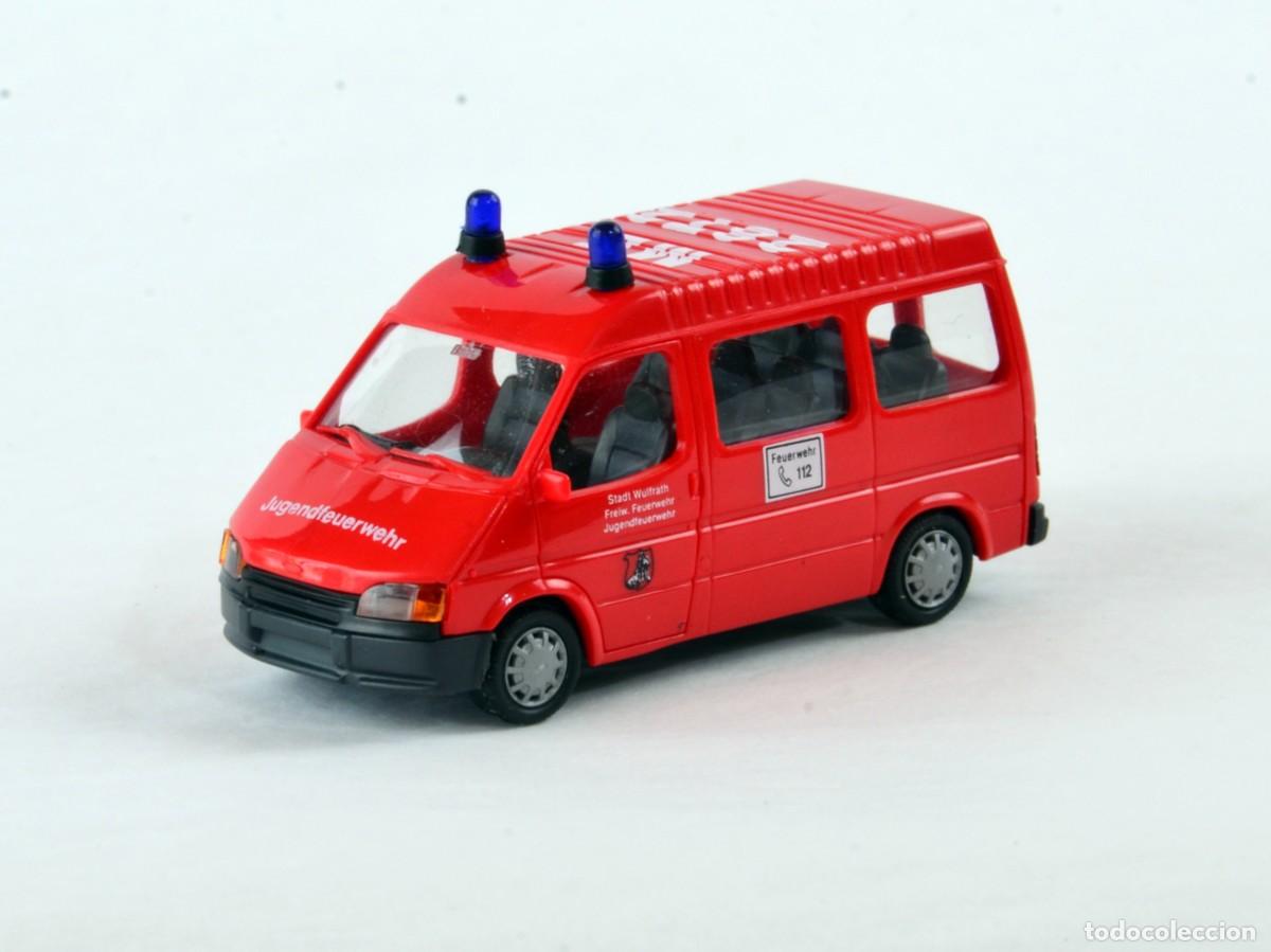 Coches a escala: Rietze Escala H0 1:87 Ford Transit MKIII Microb&uacute;s Bomberos
