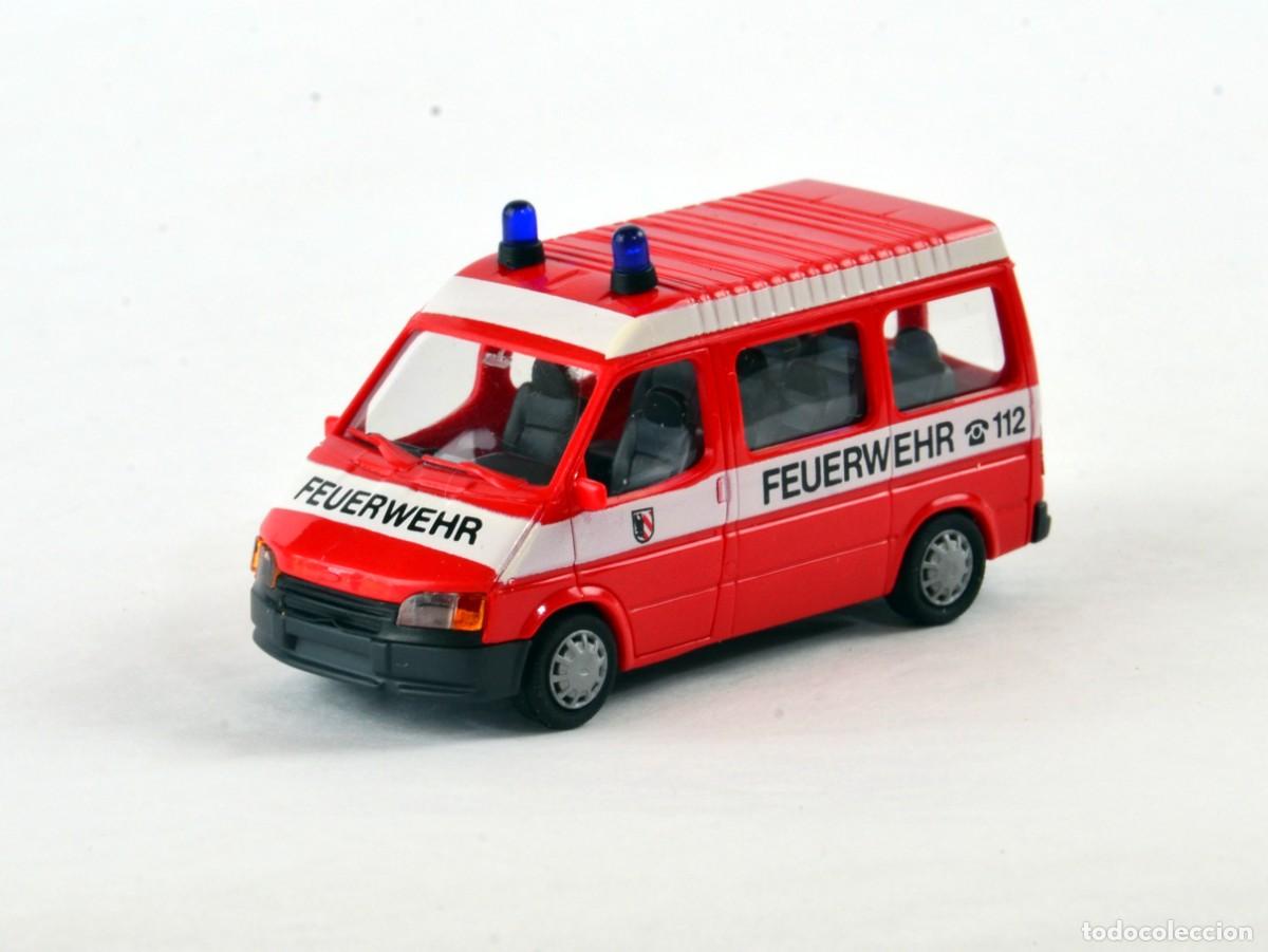 Coches a escala: Rietze Escala H0 1:87 Ford Transit MKIII Microb&uacute;s Bomberos