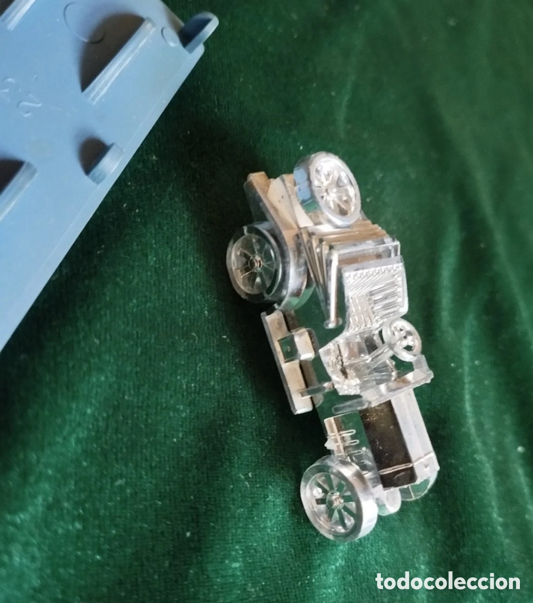 Coches a escala: Miniatura coche cl&aacute;sico en urna original - 6,5 cm (Escala 1:87) - Souvenir vintage URSS⁠