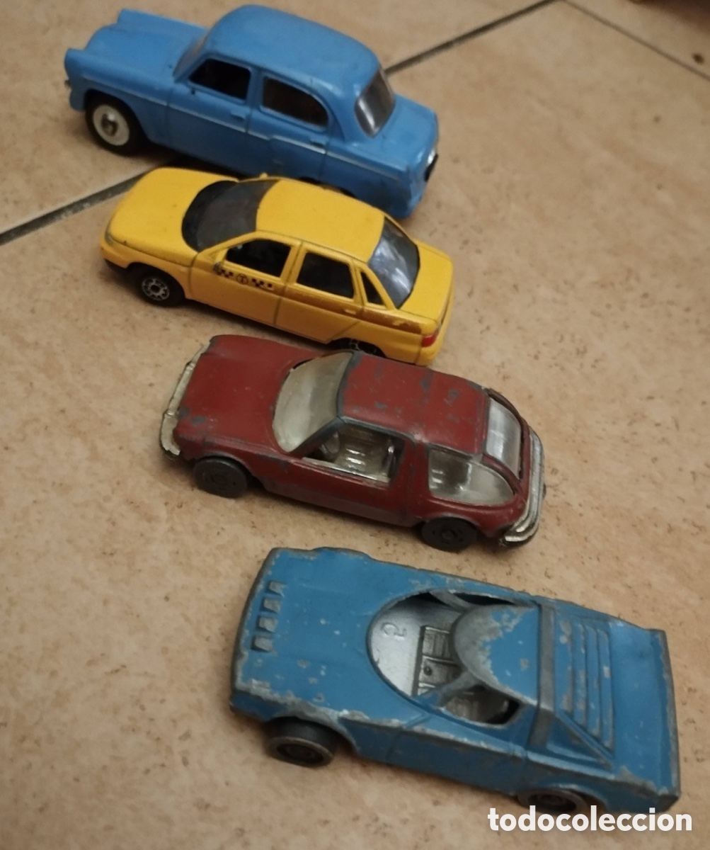 Coches a escala: Lote de 4 coches a escala vintage - Moskvitch, Lada 2110 Taxi, AMC Pacer y deportivo (7-10 cm)