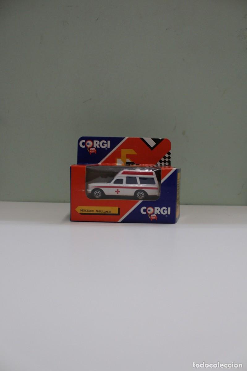 Coches a escala: Corgi Juniors Ambulancia Mercedes-Benz