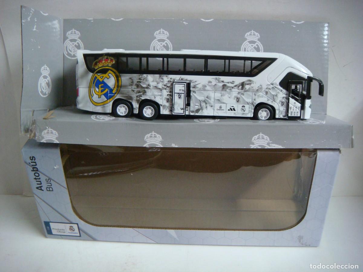Coches a escala: AUTOBUS DEL REAL MADRID SE ABREN LAS PUERTAS-(&)