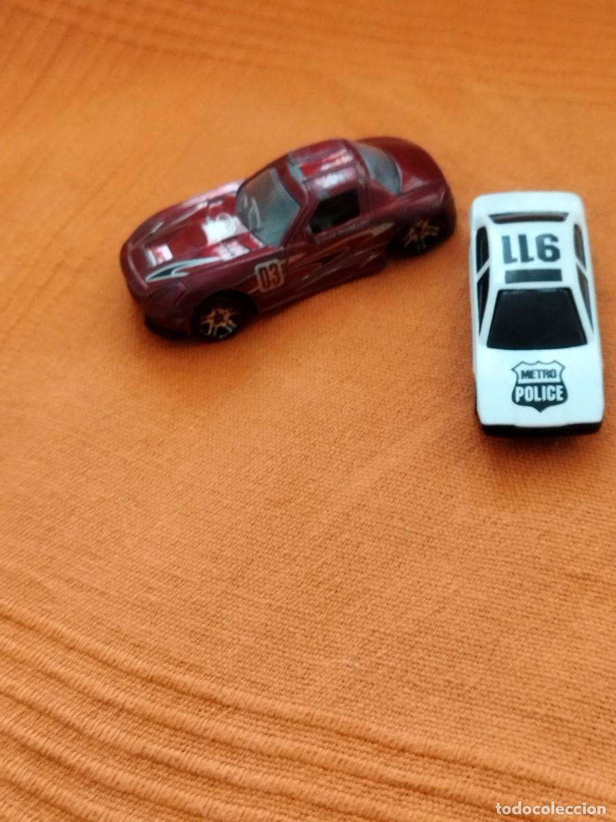 Coches a escala: Dos coches peque&ntilde;os de juguete. Deportivo.