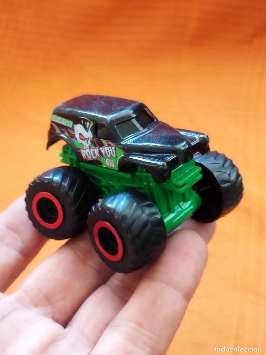 Coches a escala: Monster truck calavera y la inscripci&oacute;n &rdquo;ROCK YOU 4X4&rdquo;. Coche.