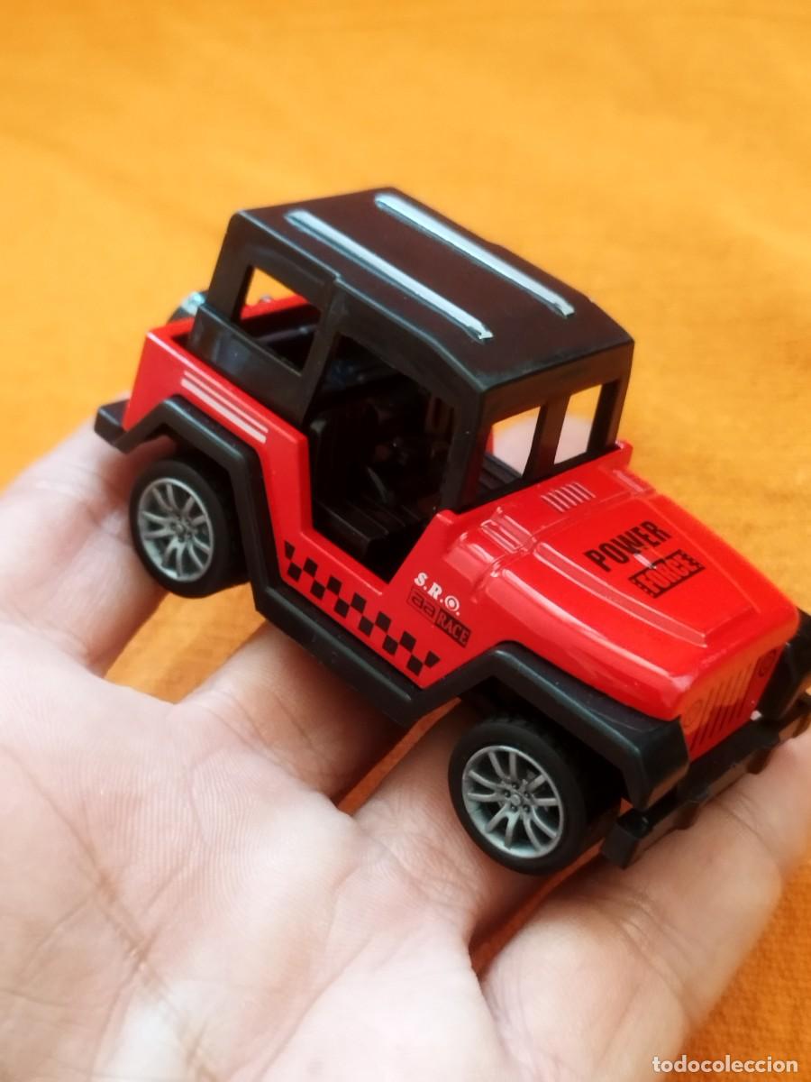 Coches a escala: Coche todoterreno o Jeep de color rojo con techo negro y la inscripci&oacute;n &rdquo;POWER FORCE&rdquo; en el cap&oacute;.