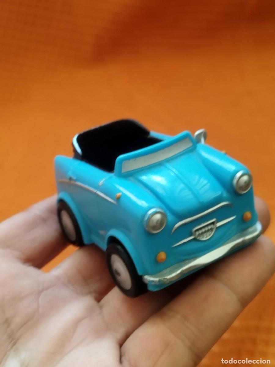 Coches a escala: coche de juguete descapotable azul de la colecci&oacute;n Despicable Me / Minions de Mondo Motors.