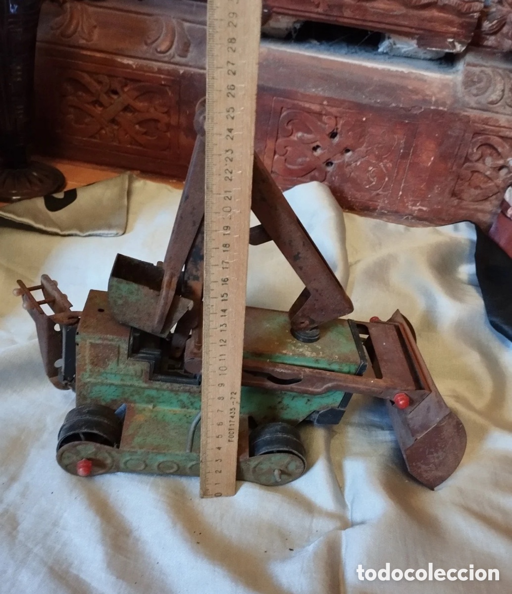 Coches a escala: Antiguo excavadora de hojalata vintage. Chapa, 35x25,5 cm. A restaurar⁠