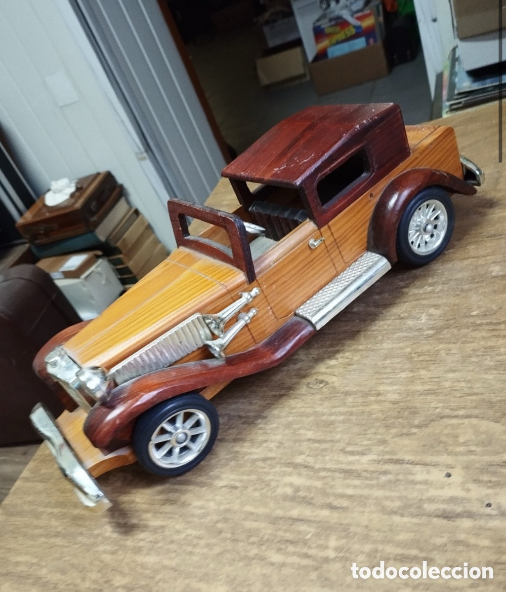 Coches a escala: Coche cl&aacute;sico de &eacute;poca en madera &ndash; Miniatura artesanal hecha a mano &ndash; 37 cm