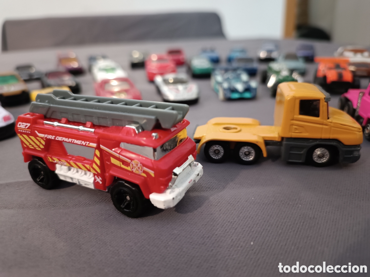 Coches a escala: LOTE VARIADO DE 40 COCHES A ESCALA 1:64 - Foto 4