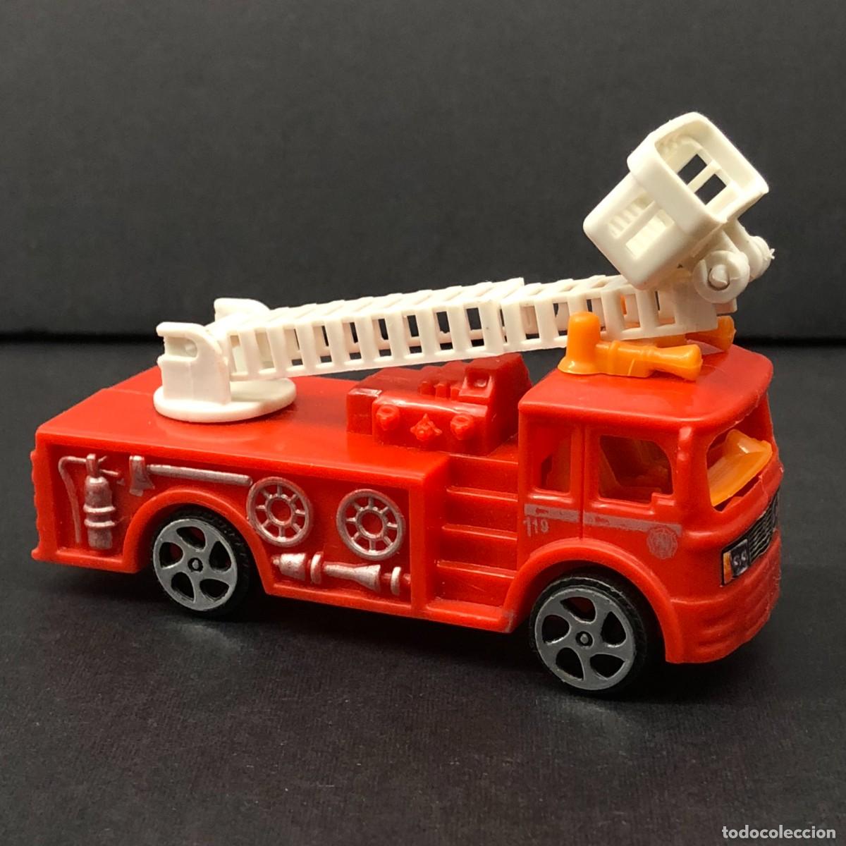 Coches a escala: CAMI&Oacute;N DE JUGUETE - CAMI&Oacute;N DE BOMBEROS - CON ESCALERA - DE PL&Aacute;STICO - 9 X 6 CM / 83