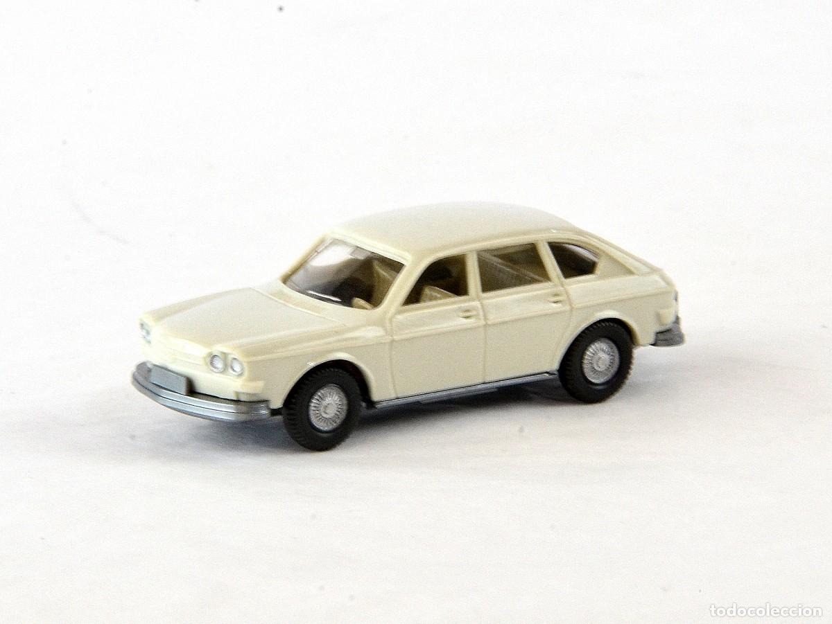 Coches a escala: Wiking Escala 1:87 H0 Antiguo Volkswagen 412 / 411 Blanco con Enganche 1969 - 79