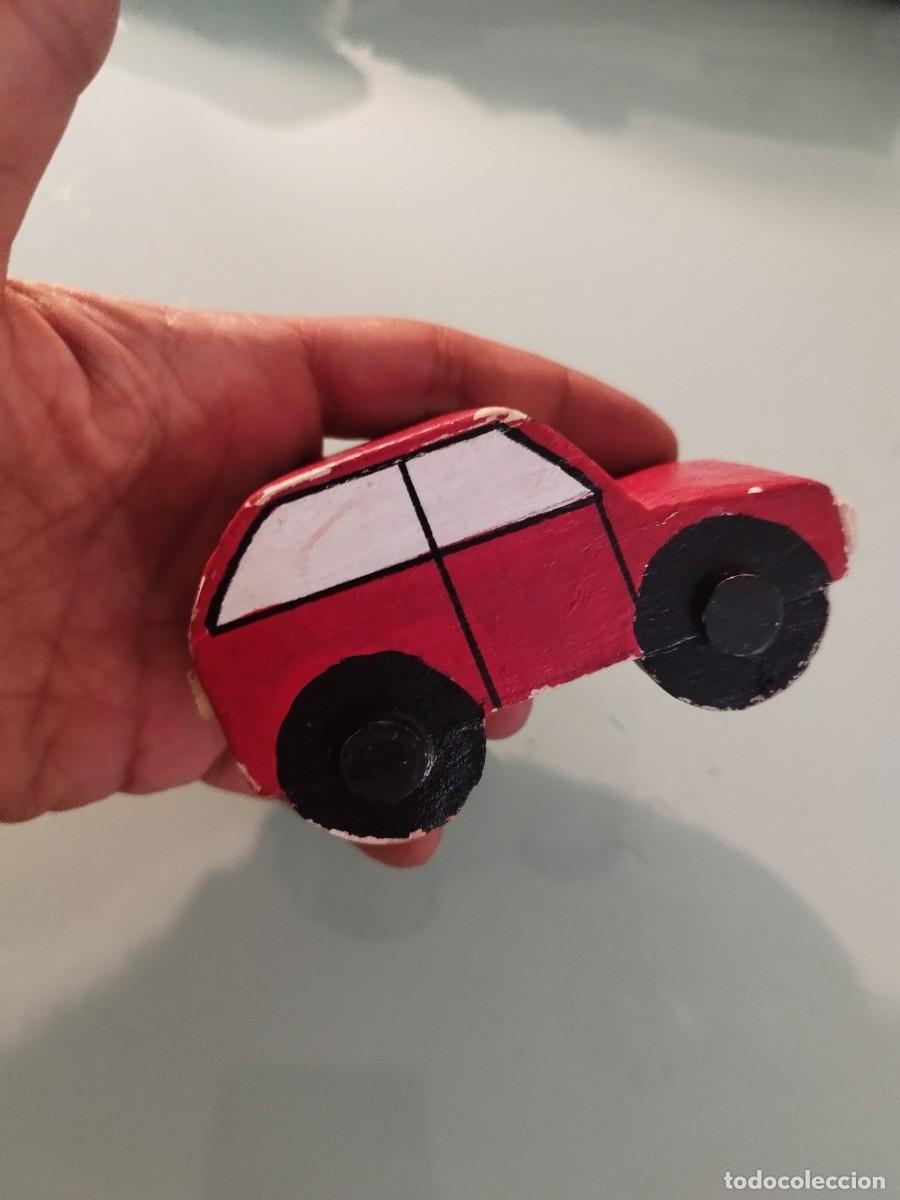 Coches a escala: coche de juguete artesanal hecho y pintado a mano en madera, rojo y negro.