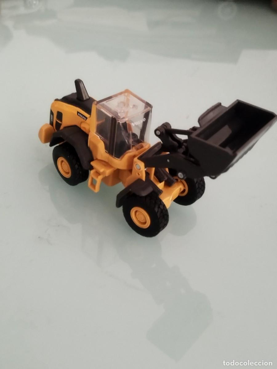 Coches a escala: Veh&iacute;culo excavadora, pala cargadora o cargadora de ruedas de la marca New-Ray Toys.