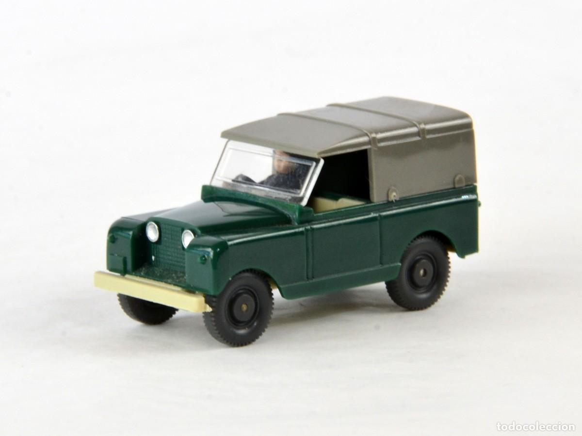 Coches a escala: Wiking Escala 1:87 H0 Antiguo Land Rover con Figura 1965 - 1979 &rdquo;Kieferngr&uuml;n&rdquo;