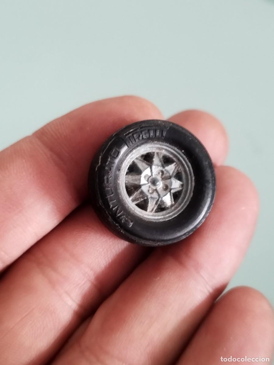 Coches a escala: rueda o miniatura de coche. Neum&aacute;tico Pirelli.
