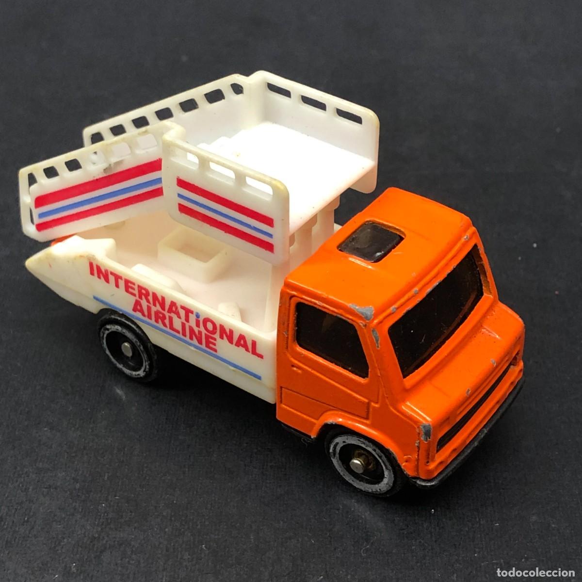 Coches a escala: CAMI&Oacute;N DE JUGUETE - CAMI&Oacute;N CON ESCALERA - AEROPUERTO - INTERNATIONAL AIRLINE - 8 X 3 CM / 309