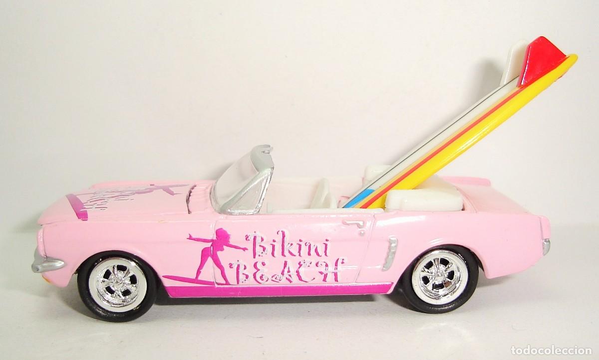 Coches a escala: FORD MUSTANG BIKINI BEACH SURF RODS JOHNNY LIGHTNING ESCALA 1:64 TIPO HOT WHEELS MATCHBOX