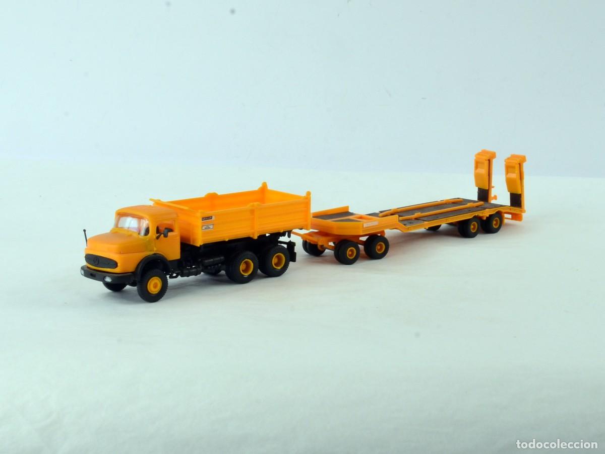 Coches a escala: Kibri Escala 1:87 H0 Cami&oacute;n Volquete Mercedes Benz 2628 con Remolque Cama Baja 4 Ejes