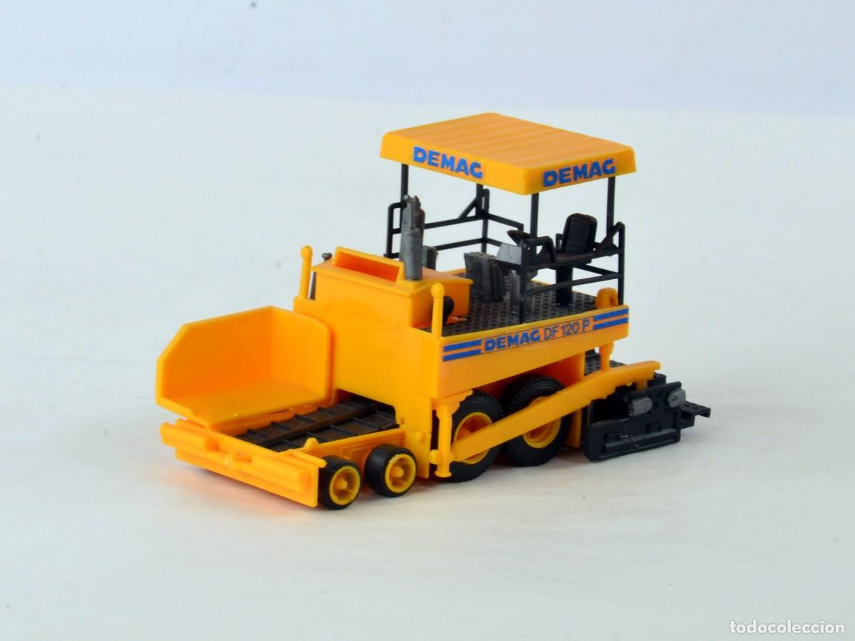 Coches a escala: Kibri Escala 1:87 H0 Pavimentadora Demag DF120P