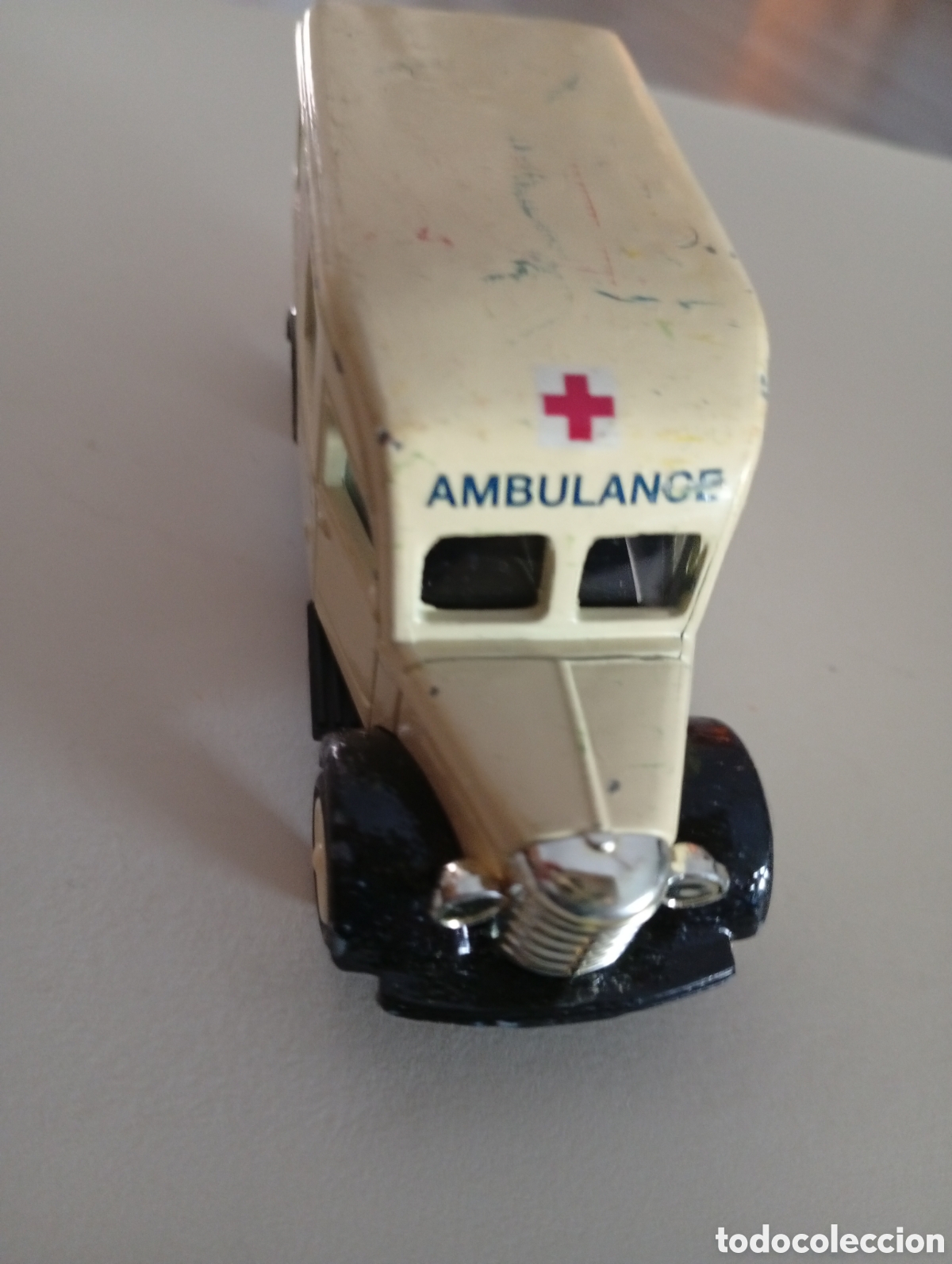 Coches a escala: Ambulancia con defecto pintura resto bien - Foto 2