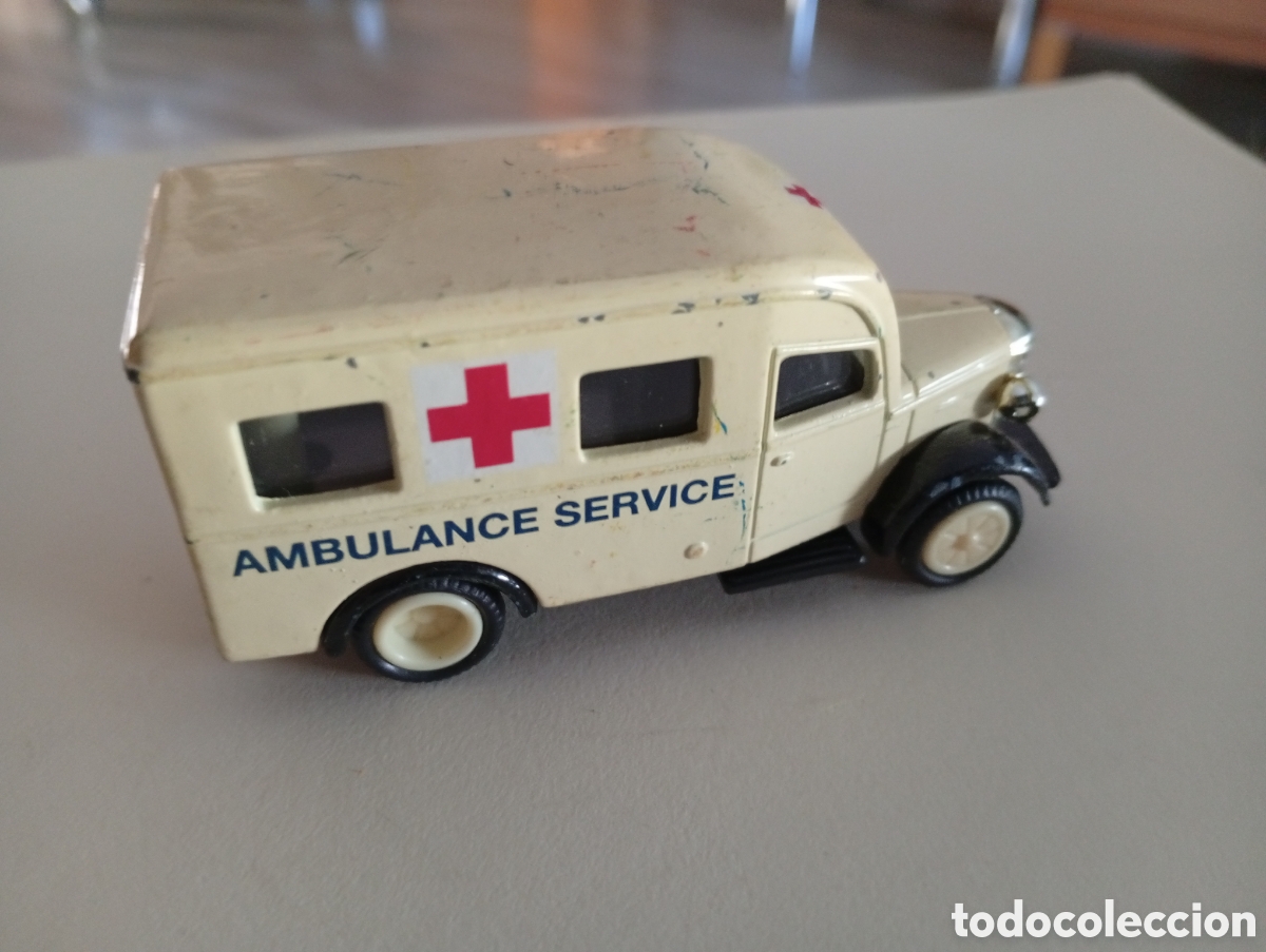 Coches a escala: Ambulancia con defecto pintura resto bien - Foto 3