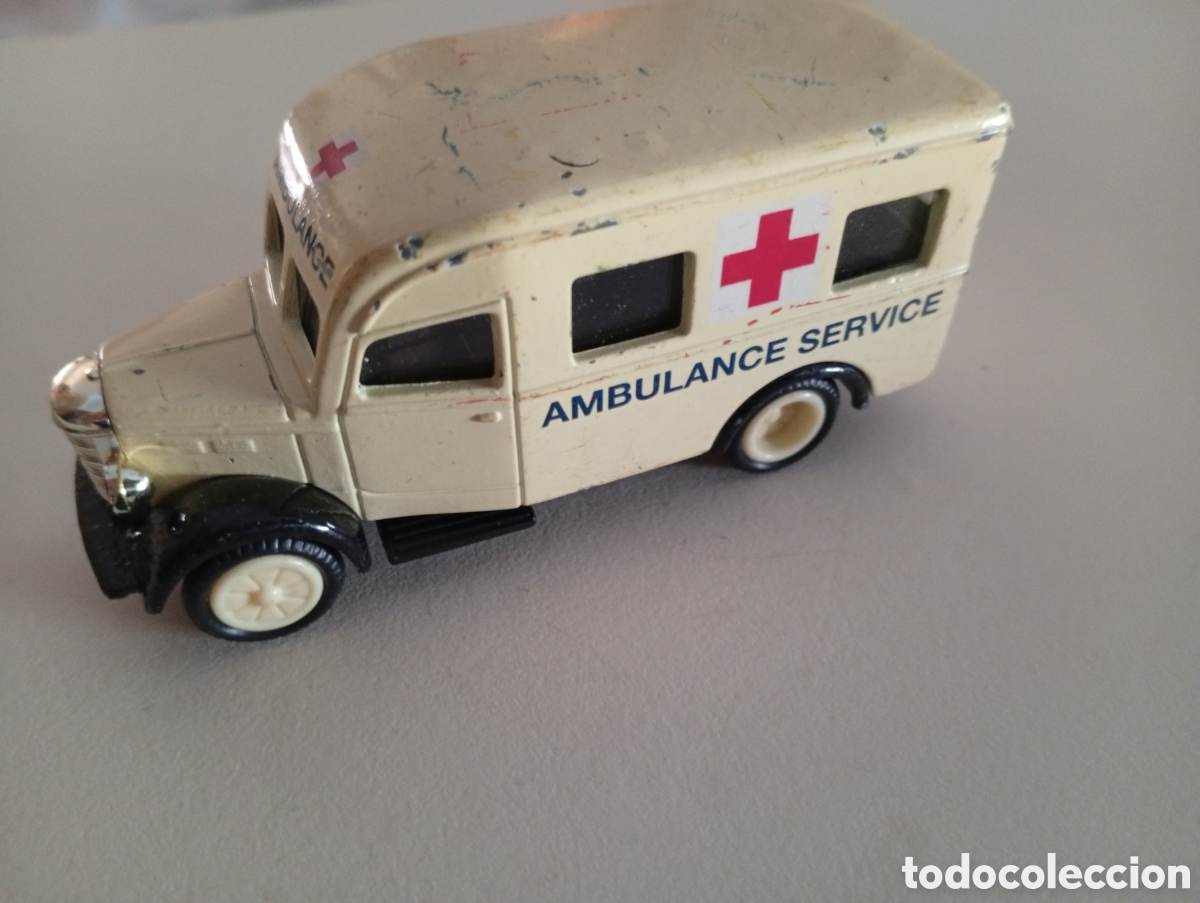 Coches a escala: Ambulancia con defecto pintura resto bien - Foto 5