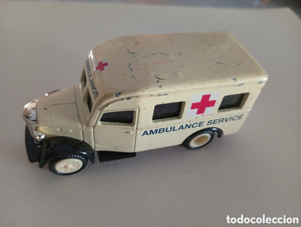 Voitures &agrave; l'&eacute;chelle: Ambulancia con defecto pintura resto bien