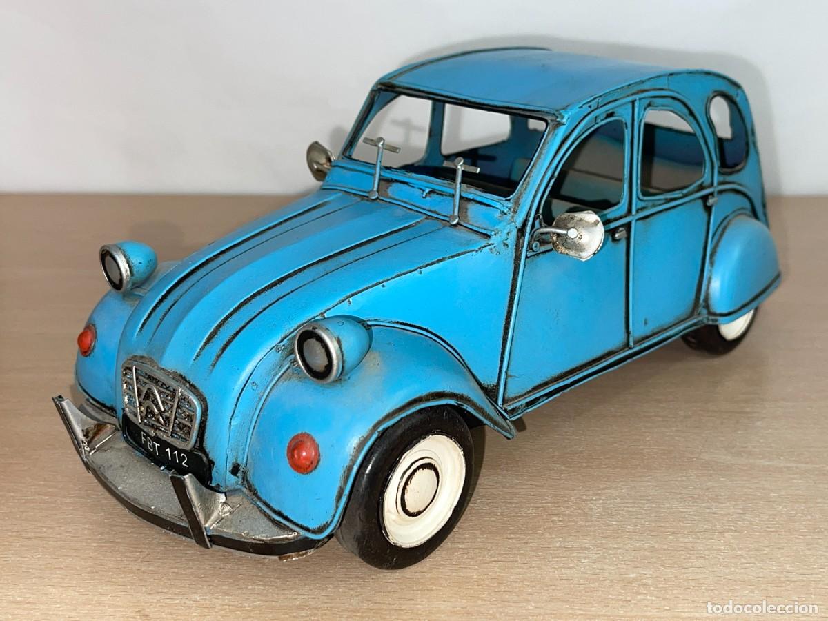 Coches a escala: Coche decorativo vintage de metal CITRO&Euml;N 2CV hojalata azul decorado tipo c&oacute;mic tintin 2 cv dyane 6