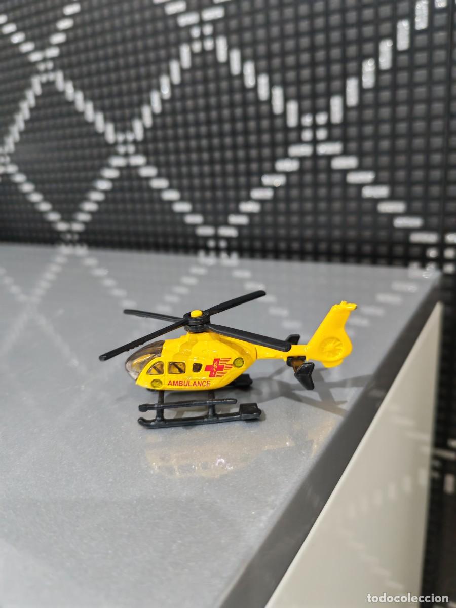 Coches a escala: Helic&oacute;ptero Ambulancia Siku - Foto 1