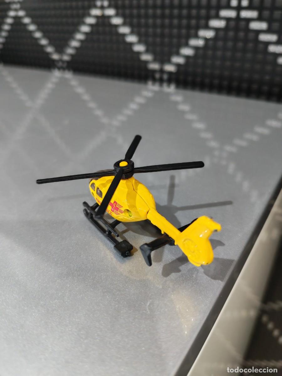 Coches a escala: Helic&oacute;ptero Ambulancia Siku - Foto 6