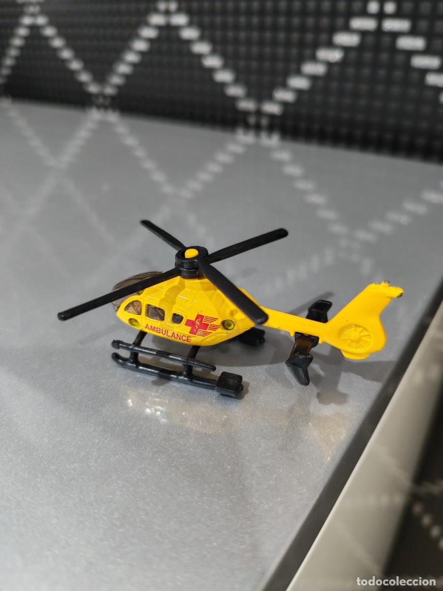 Coches a escala: Helic&oacute;ptero Ambulancia Siku - Foto 7