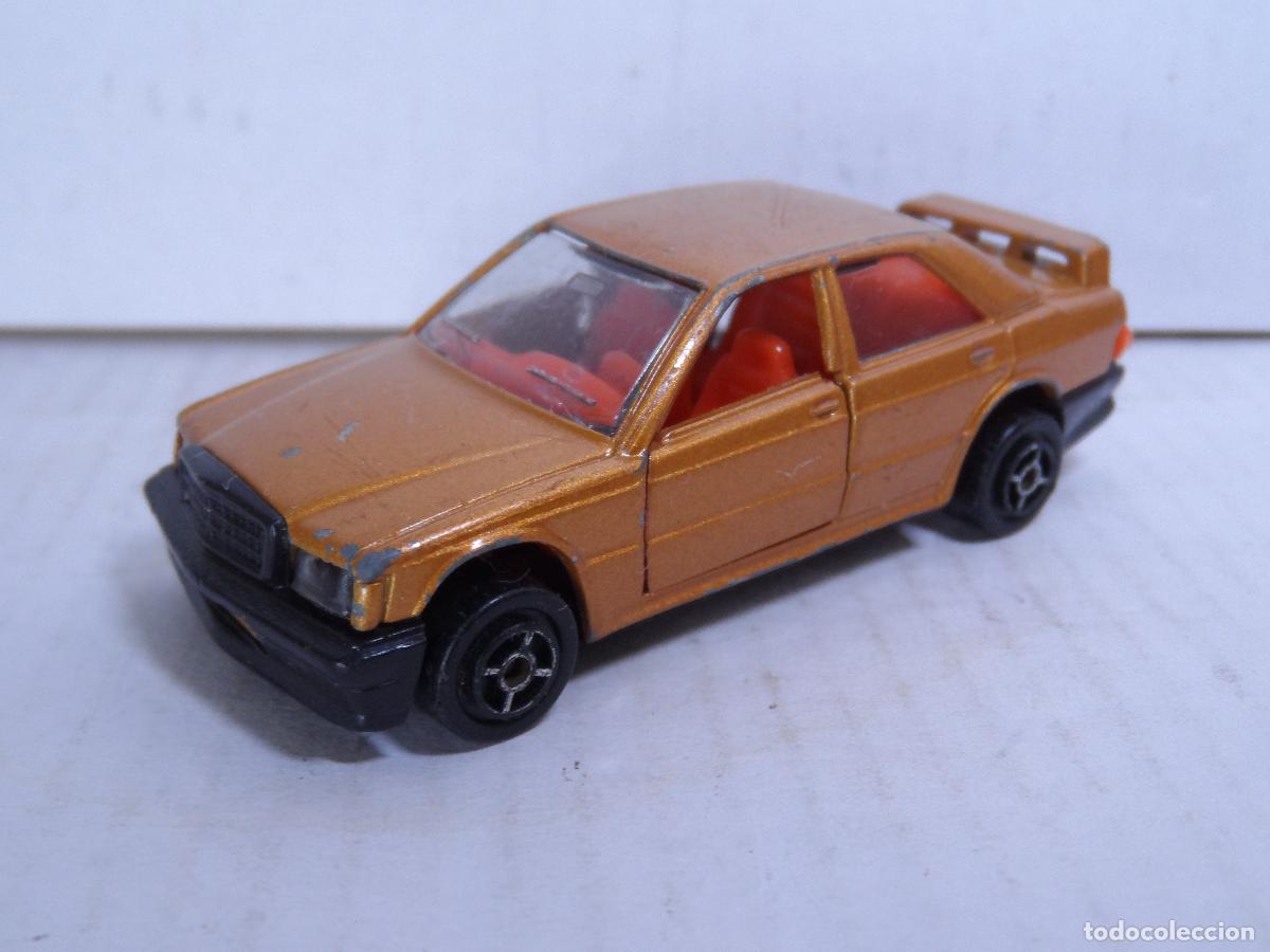 Coches a escala: GUISVAL MERCEDES BENZ 190 DORADO (SERIE CAMPE&Oacute;N) 1/64