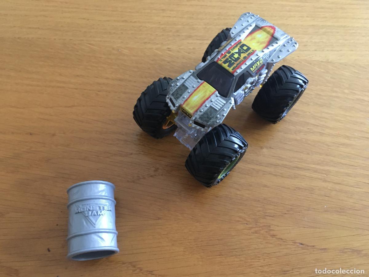 Coches a escala: Coche Monster jam MAXD con barril. 1/64.