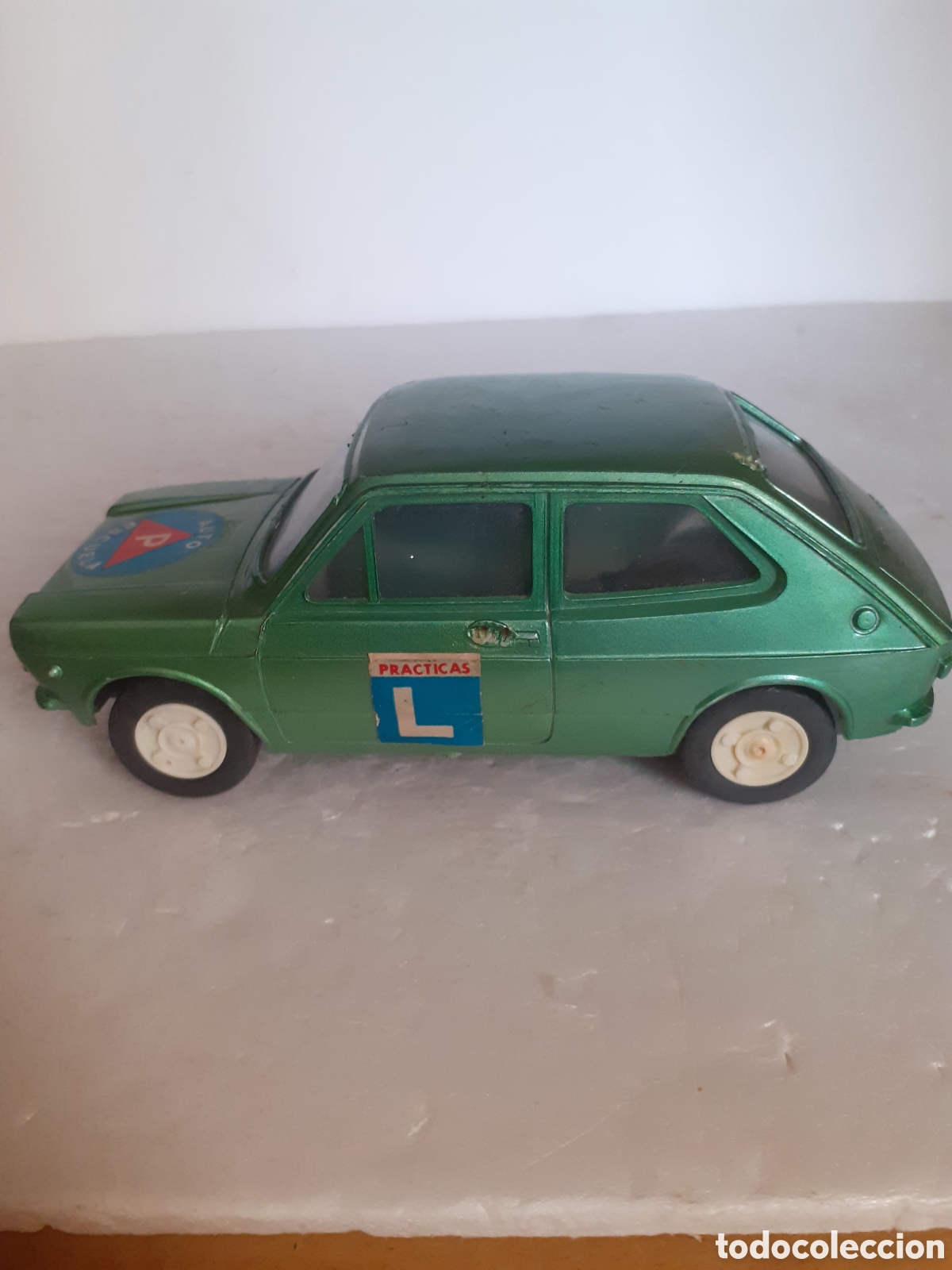 Coches a escala: COCHE SEAT 127 AUTO ESCUELA PLASTICOS ALBACETE FRICCION