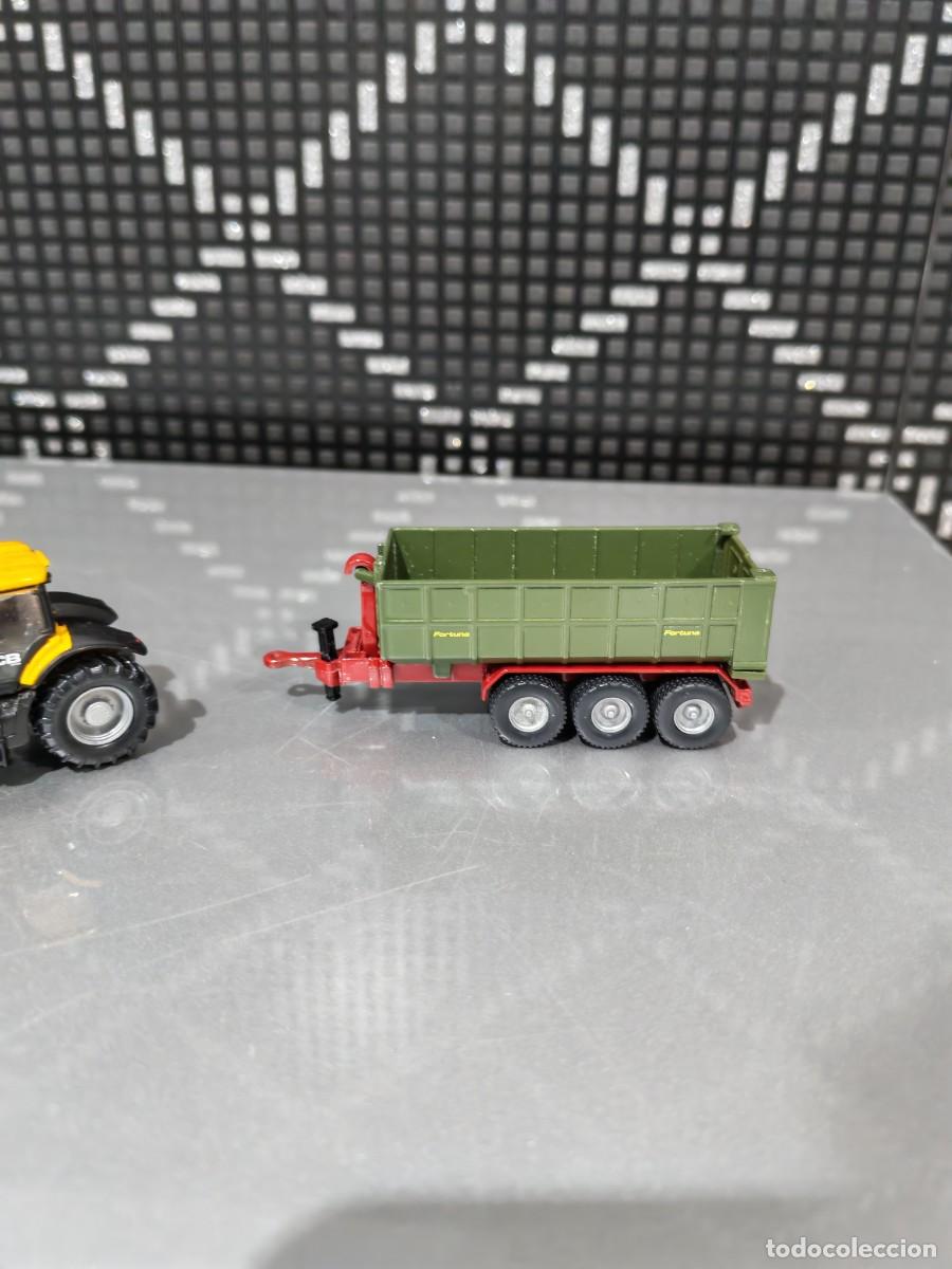 Coches a escala: Siku Farmer 1855 &ndash; JCB 8250 + Remolque elevador - Foto 10