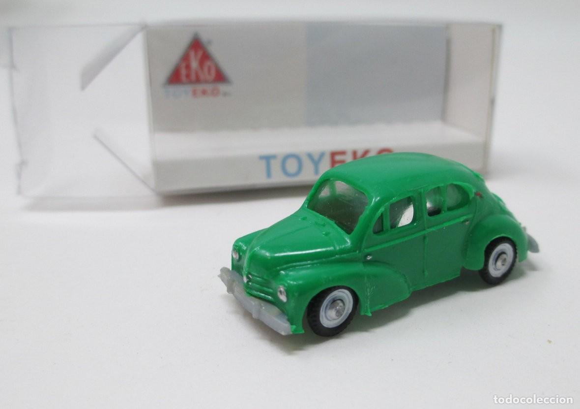 Coches a escala: Coche de Eko Toyeko - Escala 1/88 - Renault 4 Cv.