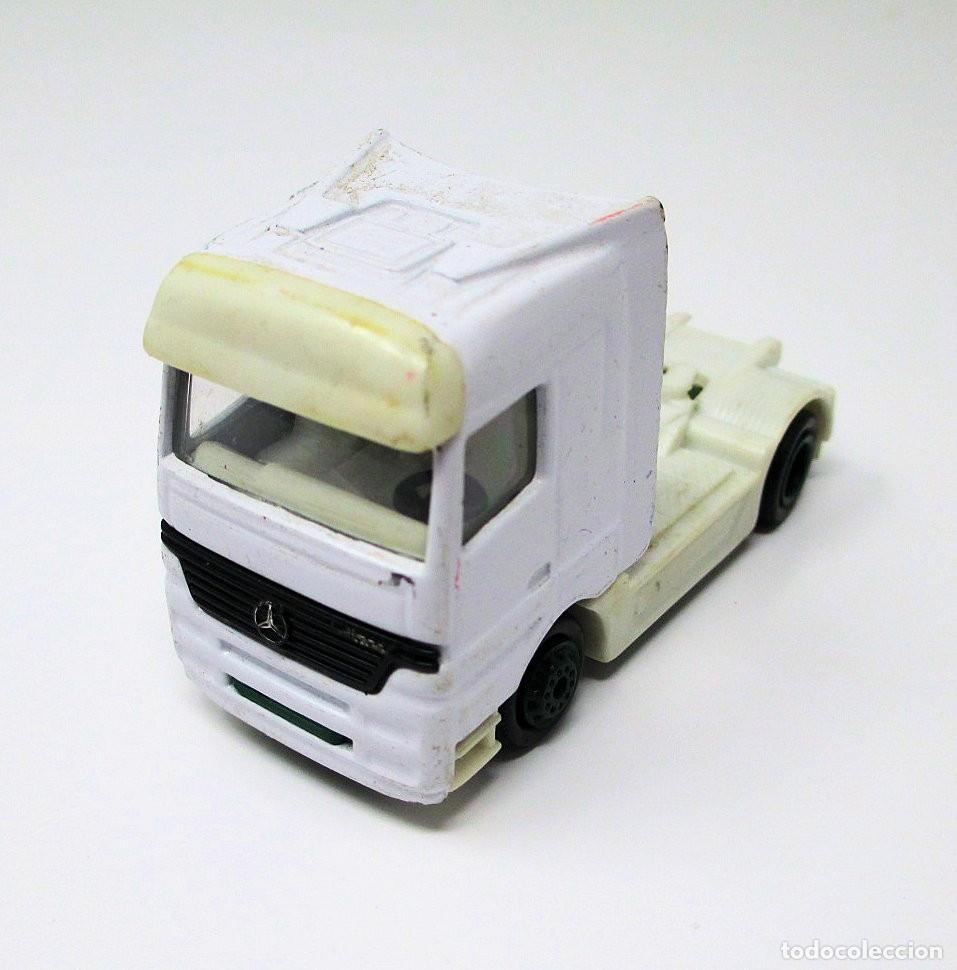 Coches a escala: Cabeza tractora de Cami&oacute;n Mercedes Benz - 7 cm de largo