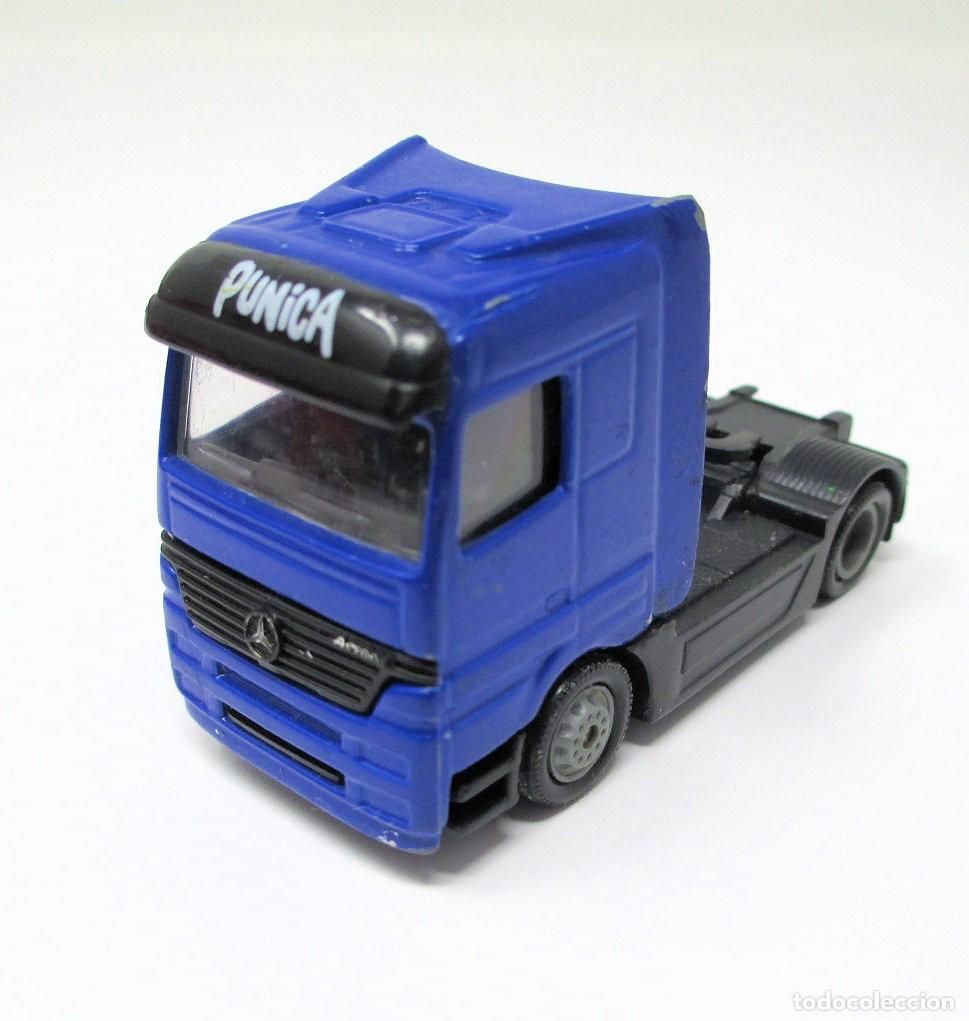 Coches a escala: Cabeza Tractora de Cami&oacute;n Mercedes Benz Actros - Punica - Mide 6,5 cm de largo