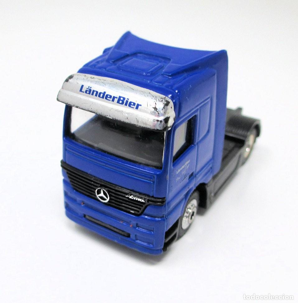 Coches a escala: Cabeza Tractora de Cami&oacute;n Mercedes Benz - L&auml;nder Bier - Mide 7 cm de largo