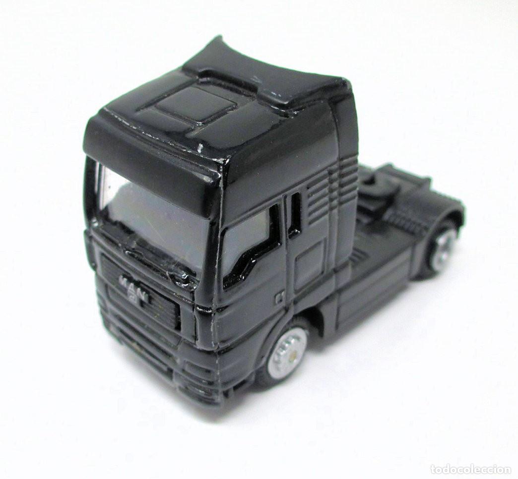 Coches a escala: Cabeza Tractora de Cami&oacute;n MAN - Mide 6,70 cm de largo