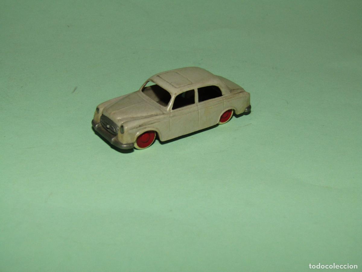 Coches a escala: Antiguo PEUGEOT 403 en Escala 1/86 *H0* de Made in France