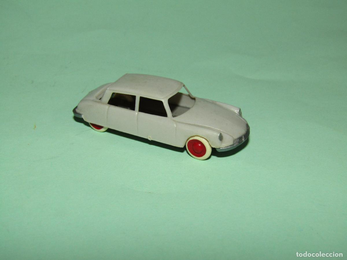 Coches a escala: Antiguo CITRO&Euml;N DS 19 Tibur&oacute;n en Escala 1/86 *H0* de JOUEF Made in France