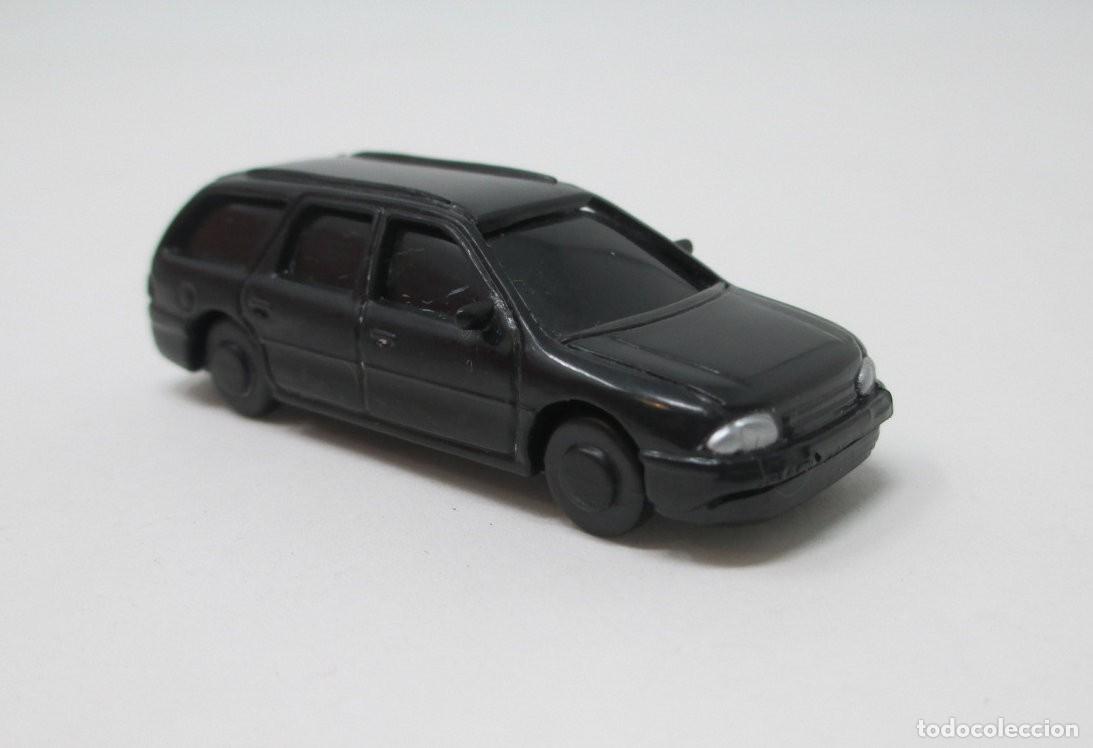 Coches a escala: Coche familiar especial maquetas H0 1/87 - Pl&aacute;stico, ruedas fijas.