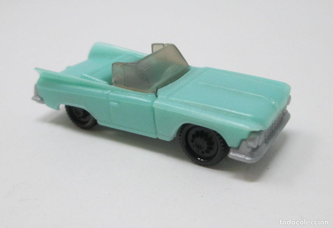 Coches a escala: Coche estilo americano de pl&aacute;stico, tipo H0 - Mide 5 cm de largo.