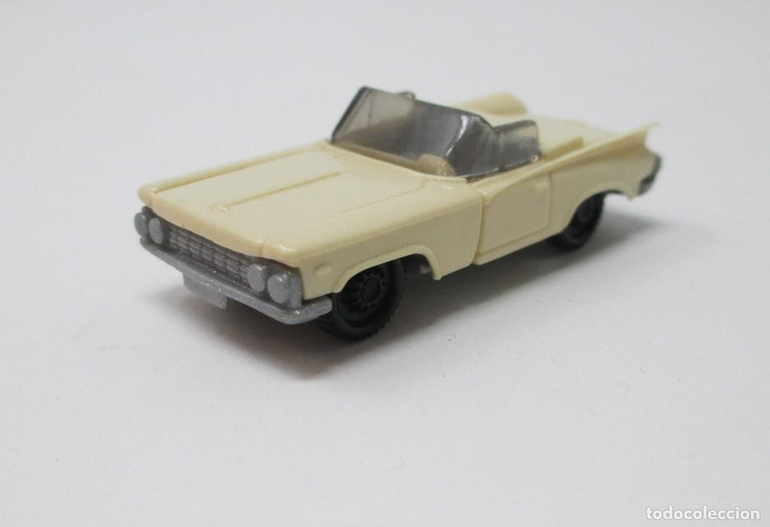 Coches a escala: Coche estilo americano de pl&aacute;stico, tipo H0 - Mide 5 cm de largo.