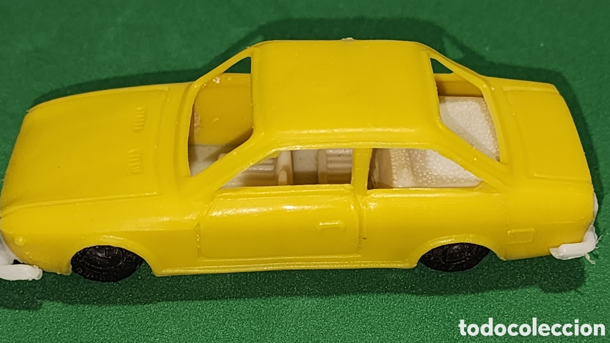 Coches a escala: Coche de Pl&aacute;stico de Quiosco A&ntilde;os 70 - SEAT / Fiat 124 Sport Coup&eacute; (9,5 cm) - Vintage Colecci&oacute;n